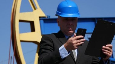 Teknik çalışma işadamının planlama petrol pompa bakım zamanlamayı insanlar