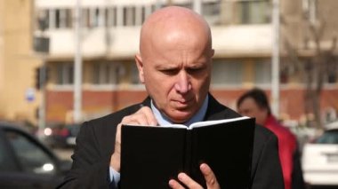 Yazma gündem iş iş zamanlamada çalışma dışında ciddi iş adamı.
