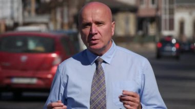 İşadamı konuşma Tv duyuru muhabir iletişim şehir Sokağı'ndan.