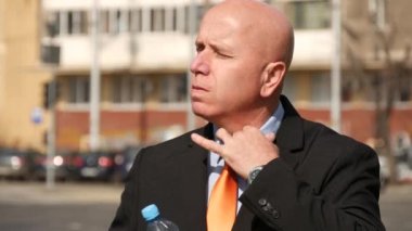 Sıcak bir günde terleme işadamı içecek temiz su Athirst adam hidrat.