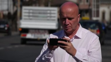 Telefon Internet bağlantı yazma mesajlar ve mesaj e-posta kullanarak iş adamı.