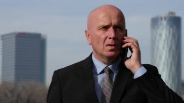 İşadamı kullanım mobil iş Yöneticisi hücre tartışma açık Office konuşuyor.