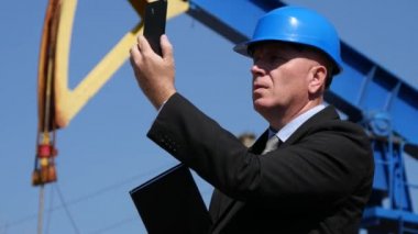 İşadamı petrol endüstrisi Yöneticisi iş petrol pompa alan kullanım hücre ağ arama