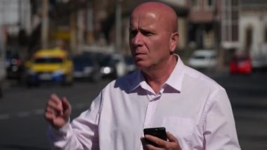 Umutsuz endişeli ve rahatsız işadamı sokakta sinir Gesticulating.