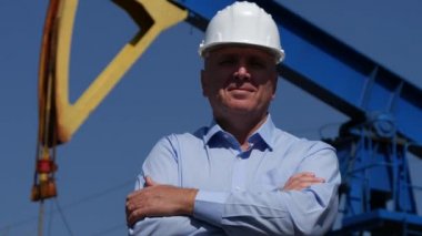 Kendine güvenen işadamı petrol şirketi ayıklama çalışmakta sunu gülümseyen