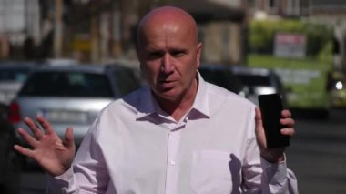 Şehir merkezinde Tv kamera önünde konuşan mali röportaj işadamı.