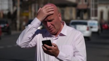 İşadamı umutsuz El okuma mobil kötü Finansal Haberler üzerinde tahriş.