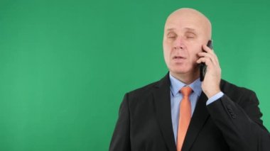 Mobil iletişim kullanarak bir iş tartışma görüntüde işadamı.