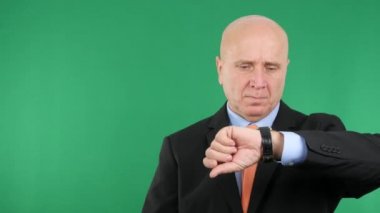 Elini için endişe arıyor işadamı geç iş toplantısı için izle.