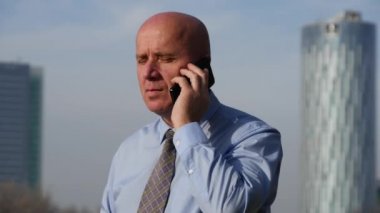 Hayal kırıklığına uğramış ve gergin işadamı el hareketi hareket eden kötü haber söz.