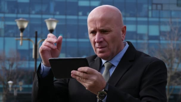 Geschäftsmann Mit Elektronischem Touch Tablet Liest Schlechte Nachrichten Über Finanzielle — Stockvideo