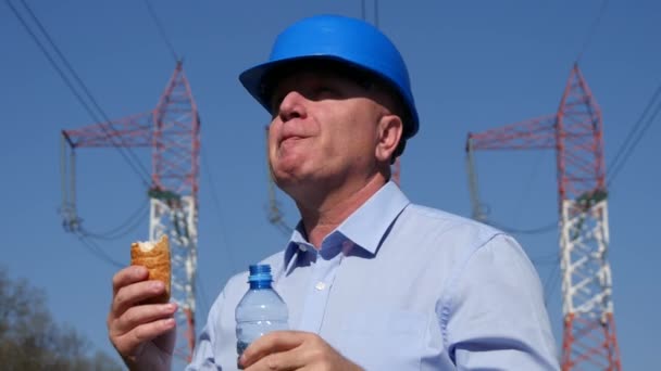 Ingeniero Electricidad Trabajando Tome Descanso Para Almorzar Comiendo Snack Drink — Vídeos de Stock