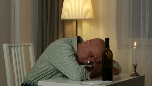 Пьяный Человек Спящий Уставший Столе Ресторана Бизнесмен После Ужина — стоковое видео
