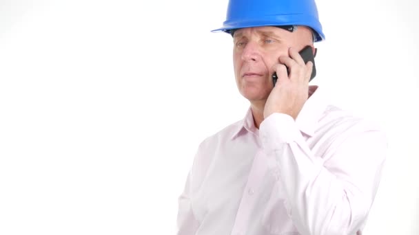 Zakenman Engineer Praat Met Mobiele Gebaren Woedend Ontvangt Slecht Nieuws — Stockvideo