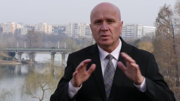 Homme Affaires Exprimant Dans Gestionnaire Entrevue Télévision Expliquant Les Problèmes — Video