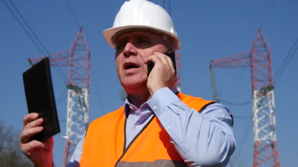 Engenheiro Usando Chamadas Móveis Equipe Manutenção Pessoa Técnica Planejamento Trabalho — Vídeo de Stock