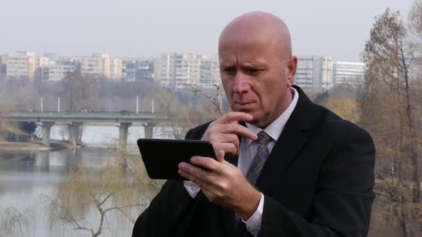 Verwoeste Zakenman Lezen Mobiele Mail Slecht Nieuws Financiële Ramp Geld — Stockvideo