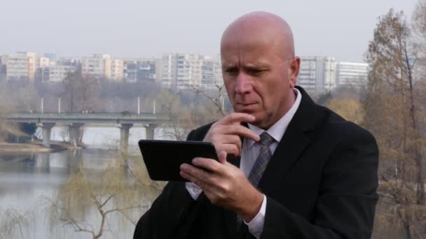 Ruiné Homme Affaires Lecture Mobile Email Mauvaises Nouvelles Catastrophe Financière — Video