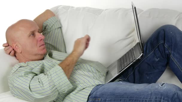 Entspannter Geschäftsmann Der Mit Laptop Auf Der Couch Lebt Und — Stockvideo