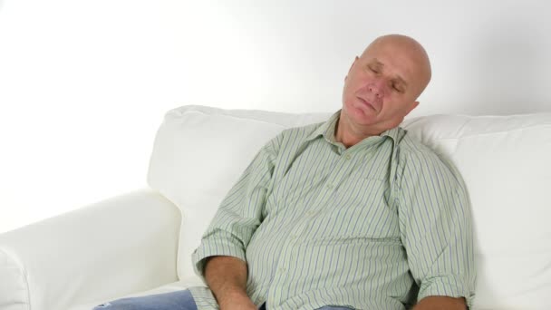 非常疲倦的商人睡在起居室的沙发上 在周末的日子里 — 图库视频影像