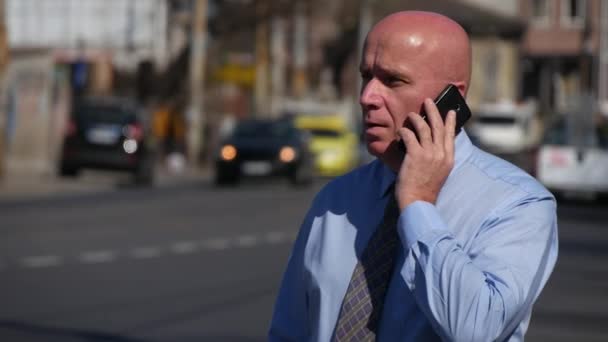 Empresario Satisfecho Sonriendo Hablando Con Mobile Downtown Street View — Vídeo de stock