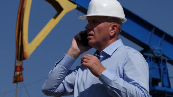 ビジネスマン仕事エンジニア携帯電話会話の生産を報告 — ストック動画