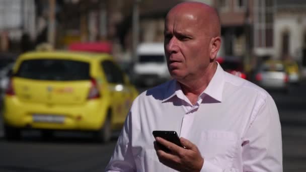 Biznesmen Sprawdzanie Informacji Mobilnych Późno Spotkanie Próbuje Zatrzymać Taksówkę — Wideo stockowe