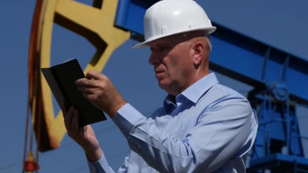 Trabajo Ingeniero Industria Petrolera Inspeccionando Instalaciones Extracción Petróleo — Vídeos de Stock