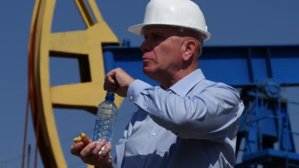 Gerente Técnico Engenheiro Trabalho Lunch Break Comer Sanduíche Beber Água — Vídeo de Stock