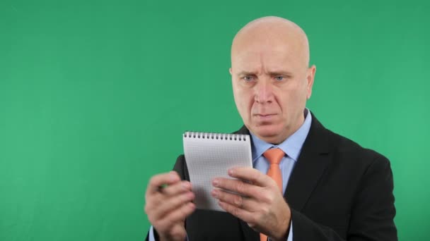 Serious Businessman Working Tome Notas Usando Livro Bolso Pessoal — Vídeo de Stock