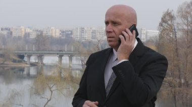 Ağır çekim mutlu işadamı el işitme iyi haber mobil el hareketi