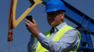 Hevesli mühendis olun mutlu jestleri ve iyi finansal hücre iletiyi oku