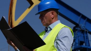 Teknik Müdürü iş kağıt belgeleri ve planları ile çalışan mühendis