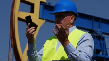 Petrol pompa mühendis bakım ekibi ile görüntülü görüşme için Mobil Internet kullanımı