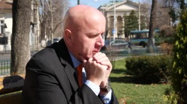 Mutsuz Siting ve sorunlu düşünme umutsuz iş adamı işsiz kişi.