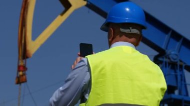 E-postaları okumak için telefon dokunmatik ekran kullanarak açılan Şirket mühendis petrol