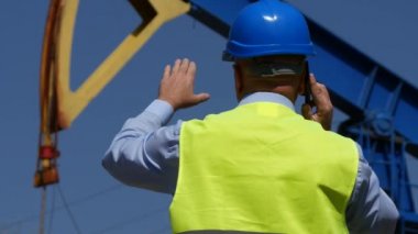 Petrol sanayi iş adamı mühendis Talk teçhizat yükleme önünde cep için