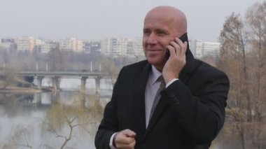 Cep için iyi haber söz jest ağır çekim mutlu işadamı yaşasın.