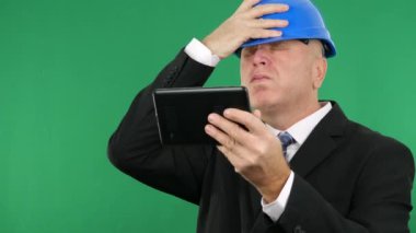 Hayal kırıklığına mühendis kullanım işadamı Tablet beklenmedik mali kötü haber okumak.