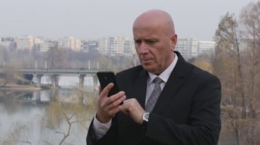 Yavaş hareket kol saati görünümlü cep kontrol işadamı geç toplantı endişeli.