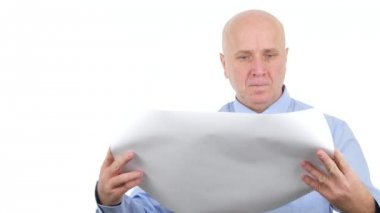 İşadamı bir binası kağıt proje analiz yönetim personelinden.