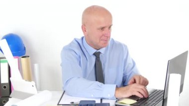 Aferin Tamam ofis işi Yaşasın dizüstü bilgisayar üzerinde çalışan mutlu işadamı mühendisi.