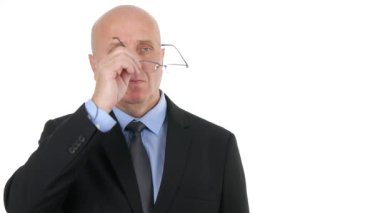 İşadamı odaklı ve düşünme seyir gözlük takıyor ifade odaklı.