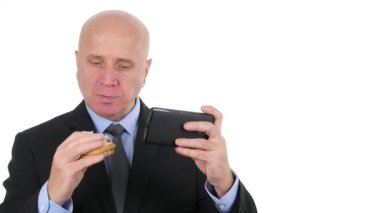 Tablet Yöneticisi ile çalışma odaklı aç iş adamı yemek lezzetli sandviç.