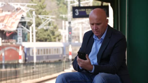 Geschäftsmann Bahnhof Nutzt Mobile Internetverbindung Bei Der Suche Nach Mails — Stockvideo