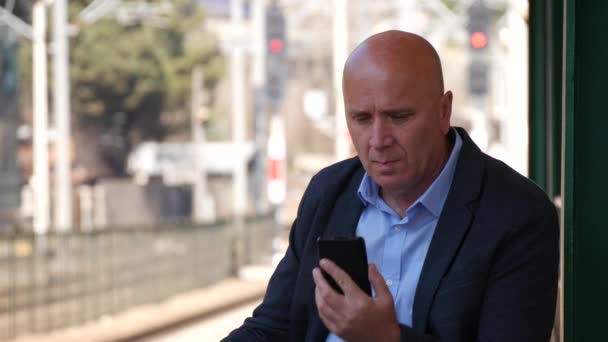 Мбаппе Мобильным Телефоном Поисках Прохода Через Трейн Станцию — стоковое видео