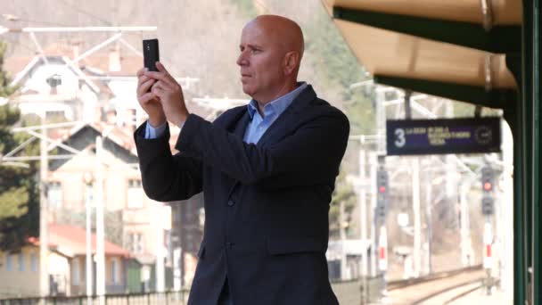 Empresário Tirando Fotos Commuter Transmitir Vídeo Man Tiro Usando Celular — Vídeo de Stock