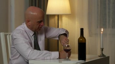 hayal kırıklığına işadamının Restoran kontrol onun el izlemek