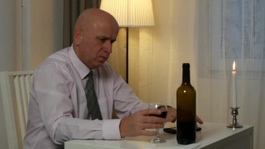 Gergin bekleyen işadamı Restoran geç toplantıda üzgün