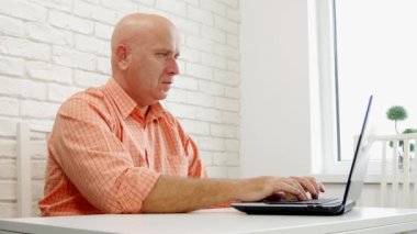 İşadamı görüntü dizüstü ev ofis ile çalışma